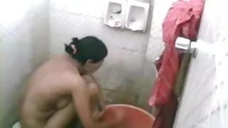 टैक्सी ड्राइवर ने अपने यात्री को बिल का भुगतान किया