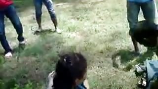 शादी के बाद माँ बिस्तर में अपने पति को संतुष्ट करने के लिए दुल्हन सिखाता है